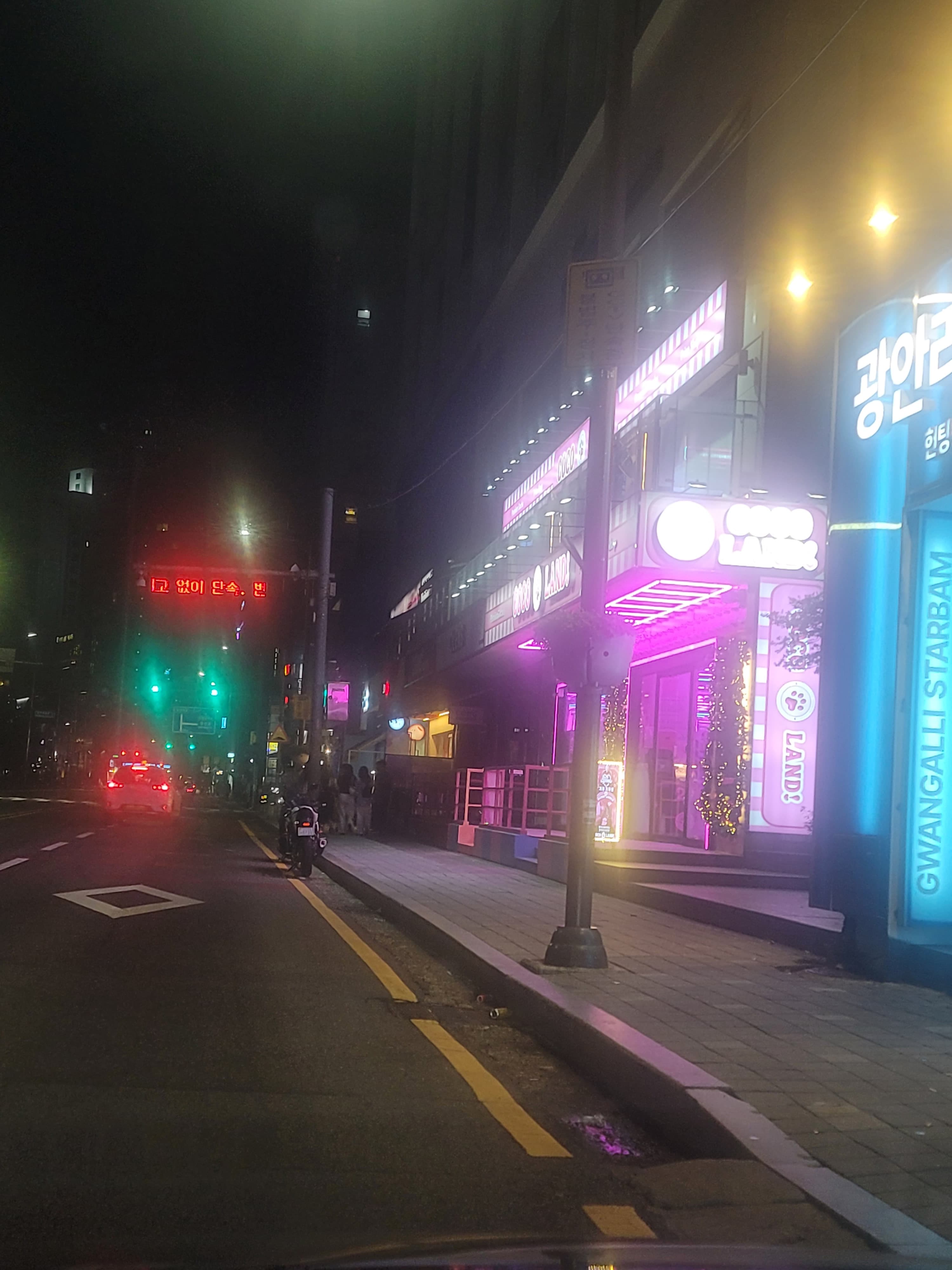 코코랜드 인근 광안리 네온 간판 거리