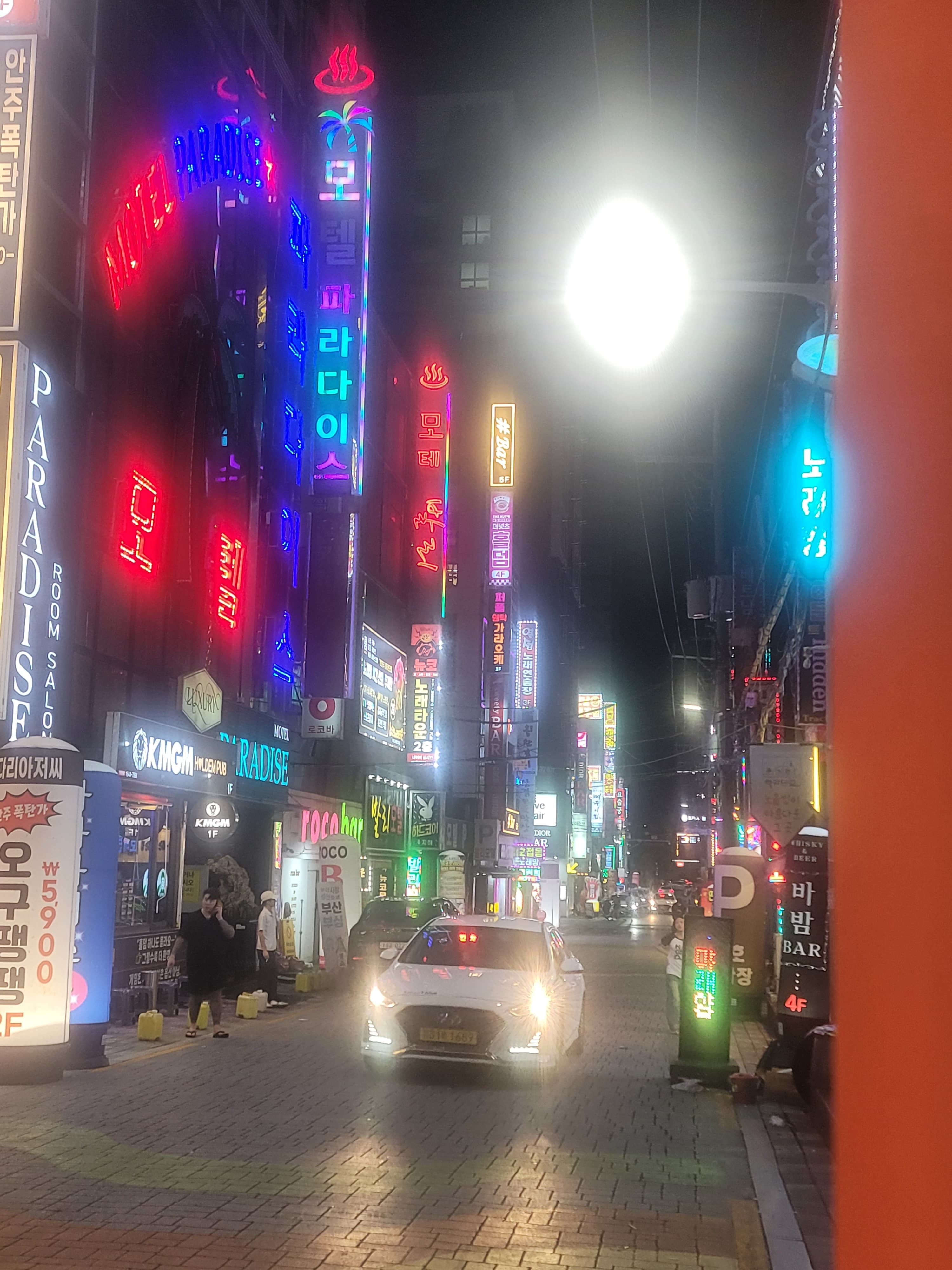 하단 유흥가 룸살롱·모텔 간판 골목