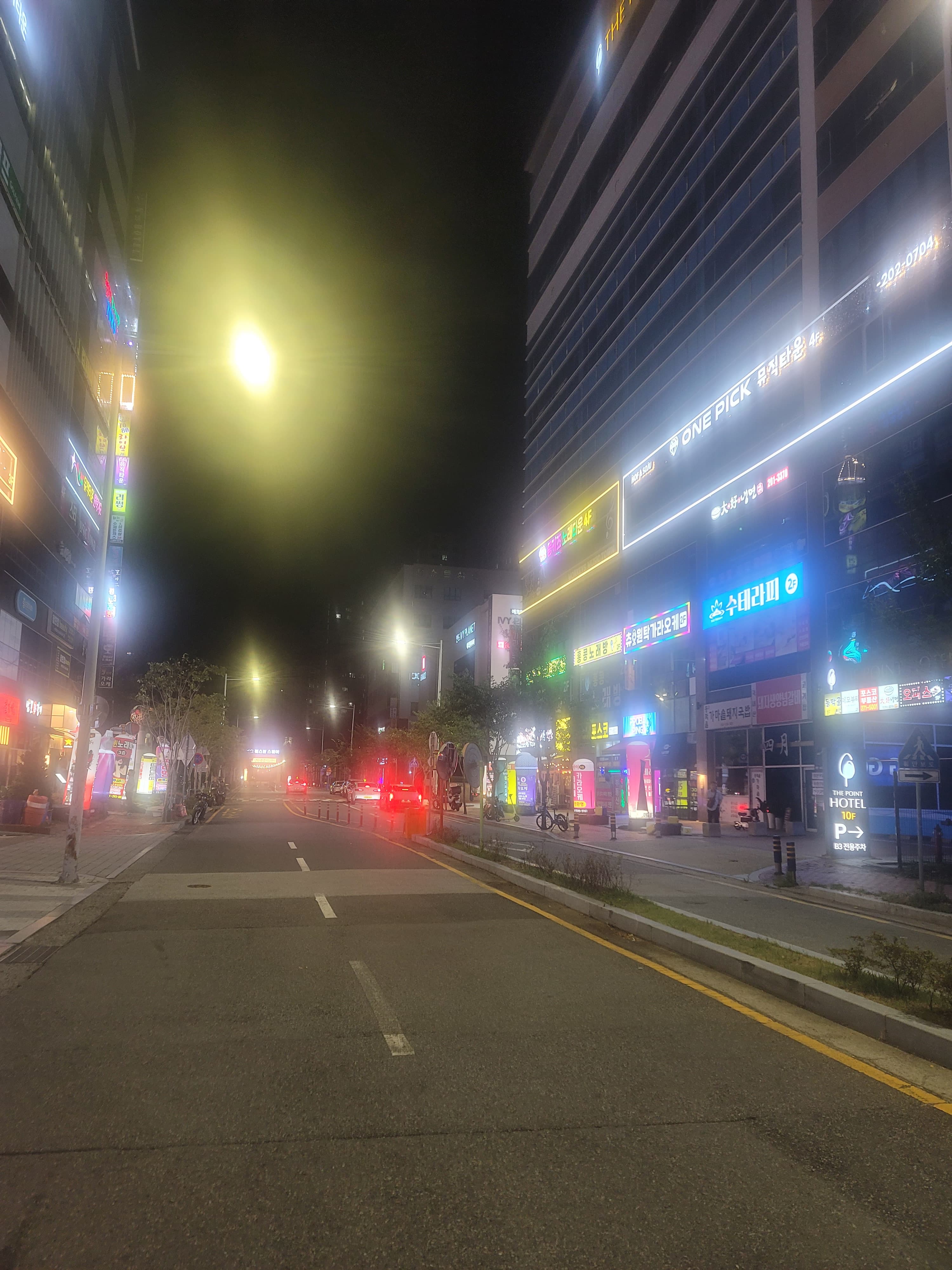 명지 원픽 거리 네온사인