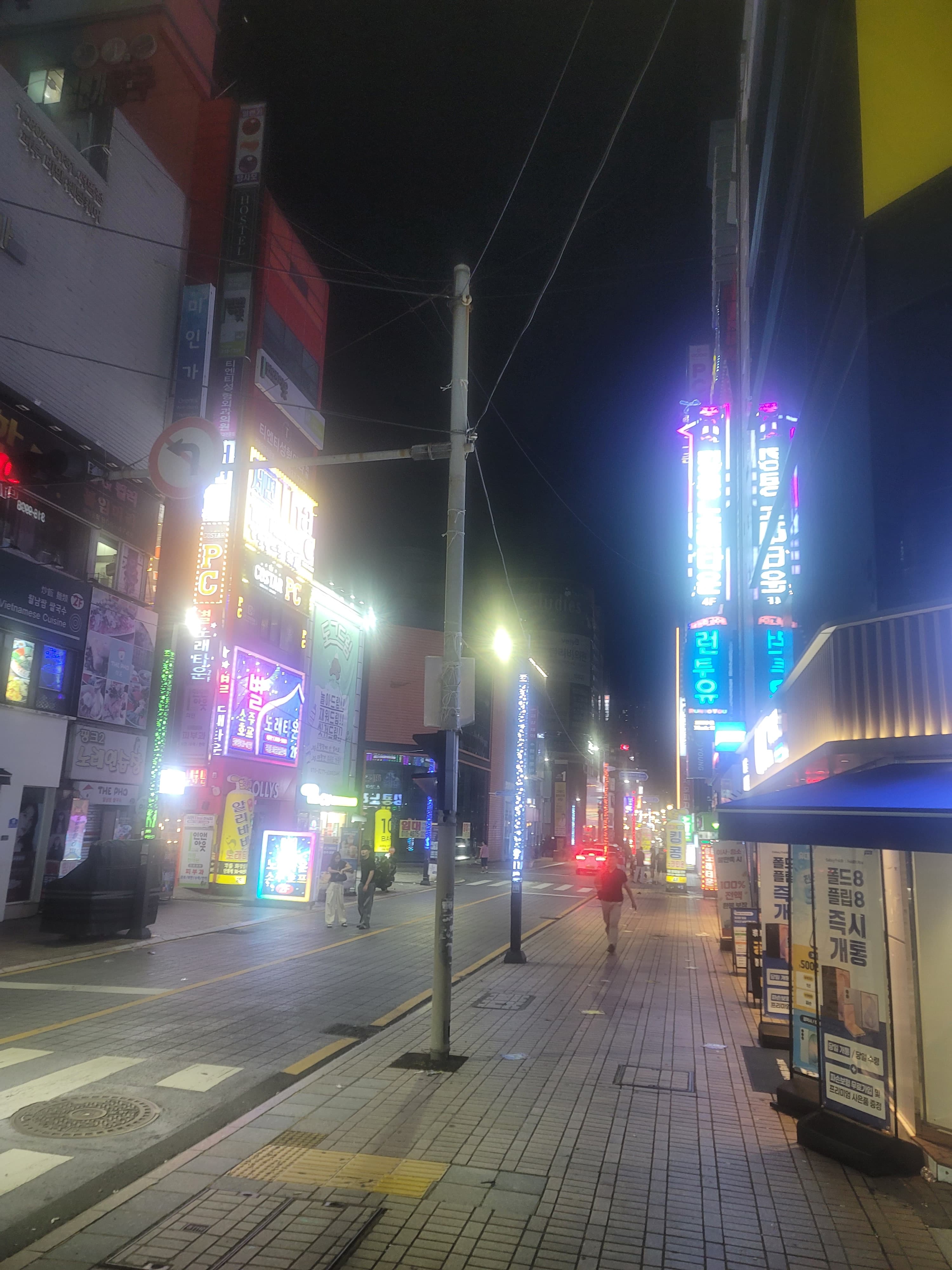서면 뒷골목 PC방·술집 간판 거리