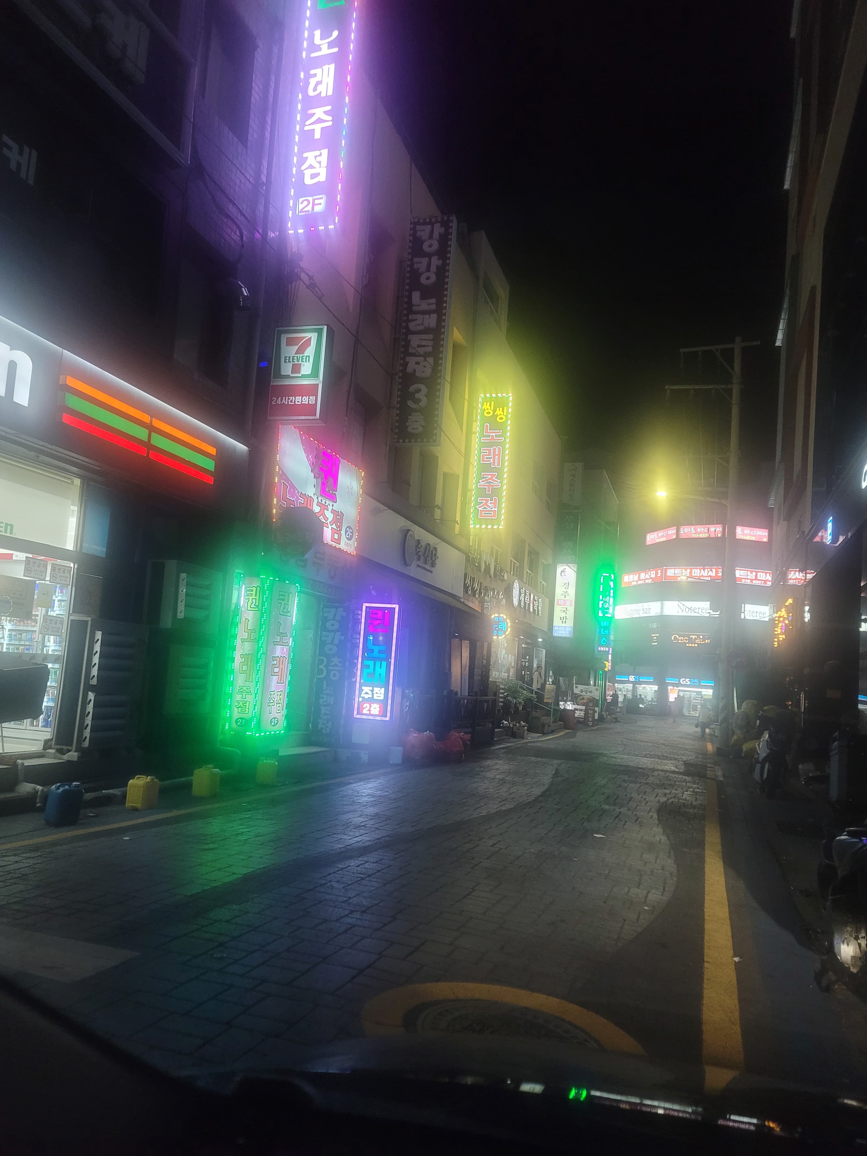 수영역 인근 세븐일레븐 골목
